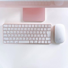 ピンクの24インチiMac、キーボードとマウス付きの画像