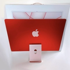 ピンクの24インチiMac、キーボードとマウス付きの画像