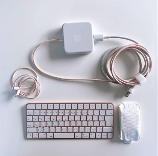 ピンクの24インチiMac、キーボードとマウス付き