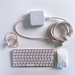 ピンクの24インチiMac、キーボードとマウス付きの画像