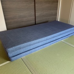 マットレス 三つ折り 紺色の画像