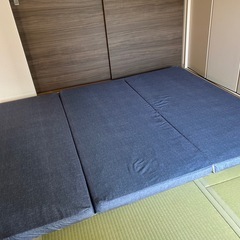 マットレス 三つ折り 紺色の画像
