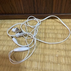 ピンク色のラジオとイヤホンですよーの画像