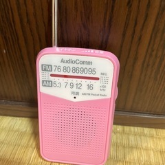 ピンク色のラジオとイヤホンですよーの画像