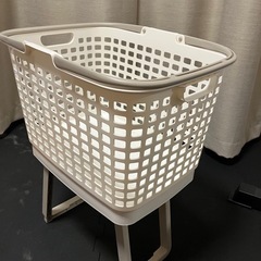 ランドリーバスケット、スタンド付きの画像