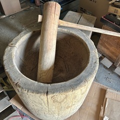 餅つき用の臼と杵の画像