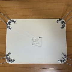 日焼け、傷あり　折りたたみ机の画像