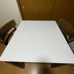 早い者勝ち！！ダイニングテーブルとイス二脚セットの画像