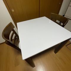 早い者勝ち！！ダイニングテーブルとイス二脚セットの画像
