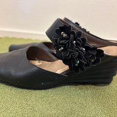 Salon de Scarpe. TOKYO ブラック フラワーミュールの画像