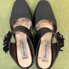 Salon de Scarpe. TOKYO ブラック フラワーミュールの画像
