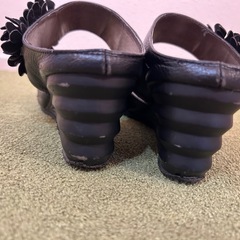 Salon de Scarpe. TOKYO ブラック フラワーミュールの画像