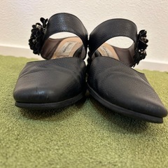 Salon de Scarpe. TOKYO ブラック フラワーミュールの画像