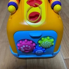 動くミュージックカーの画像
