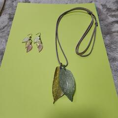 金属製の葉っぱモチーフペンダント&レジン葉っぱモチーフピアスセットの画像