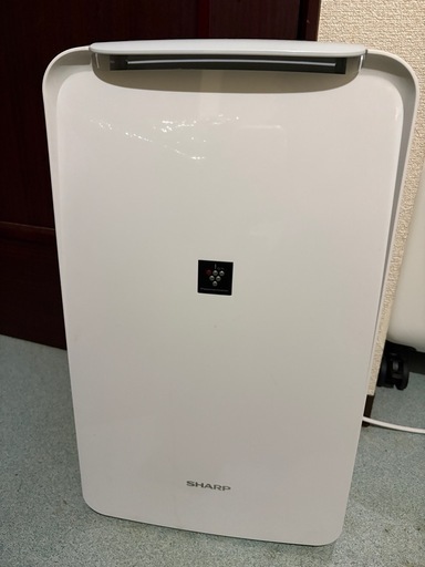 【極美品】シャープ　除湿機　2024年製 シャープ、プラズマクラスター衣類乾燥除湿機の2024年モデル
