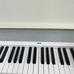 KORG B2 ホワイト 電子ピアノ 椅子/ペダル/譜面台/カバー付 の画像
