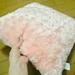 【8／14受け渡し決定‼️】ふわふわ　淡いピンクのクッション　綺麗です  の画像