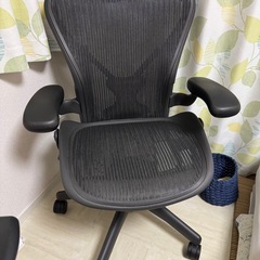 アーロンチェアとハーマンミラー エンボディの画像
