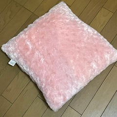 【8／14受け渡し決定‼️】ふわふわ　淡いピンクのクッション　綺麗です  の画像
