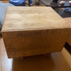 昔の将棋盤2つと駒の画像