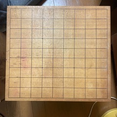 昔の将棋盤2つと駒の画像