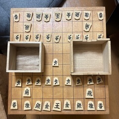 昔の将棋盤2つと駒の画像