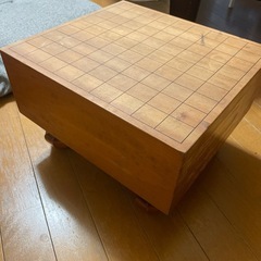 昔の将棋盤2つと駒の画像