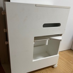 キャスター付きドレッサーの画像