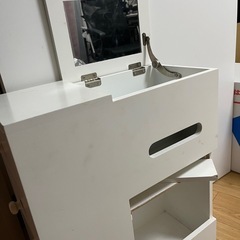 キャスター付きドレッサーの画像