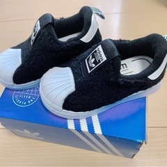 adidasキッズの画像