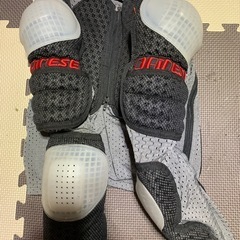 Dainese 上半身プロテクター 黒/灰色の画像
