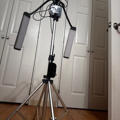 定価の半額以下✨️MULTIMEDIA X GLAMCOR社製LEDライト付き三脚スタンドの画像