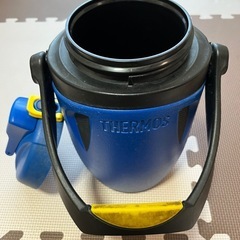 サーモスの2リットル水筒の画像