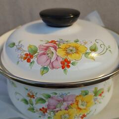 新品未使用品 花柄ホーロー製　両手鍋20㎝

の画像
