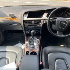 アウディ　A4 2.0クワトロ　4WD ターボ　純正アルミ　黒革　ナビ　TV ETC レーダー　バックカメラの画像
