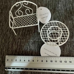 【新品未使用】ミニチュアテーブル、ベンチの画像
