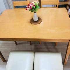 ダイニングテーブルとチェアセットの画像