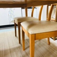 ダイニングテーブルとチェアセットの画像