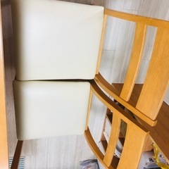 ダイニングテーブルとチェアセットの画像