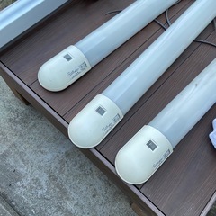 差し上げます。LEDと蛍光灯のライトなどの画像