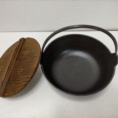 南部鉄器　盛栄堂　鉄製丸型つる付き鍋　秋田杉の蓋付　250806-1Tの画像