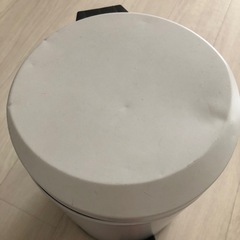 蓋付き　ペダル式　ゴミ箱の画像