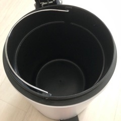 蓋付き　ペダル式　ゴミ箱の画像