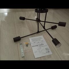 照明新品組み立て途中の画像
