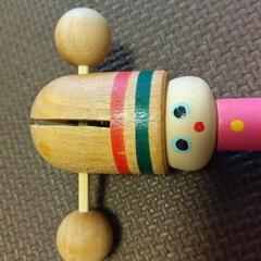 木製 人形型ラトル　ピンクの画像