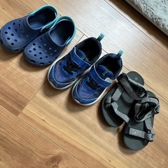 子どもサンダル靴３足の画像