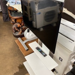 32型テレビ（テレビ台付き）の画像