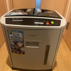 中古　業務用　アイリスオーヤマ オートフィードシュレッダー 業務用 自動送り機能 自動細断150枚 クロスカット 静音 ホチキス対応 CD/DVD/カード対応 ハイタイプ ダストボックス23.5L AFS-150C-H グレーの画像