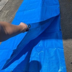 【8／7受け渡し決定‼️】】路面フリーマーケットしていた時に使った　大きな(車駐車スペース分位)ブルーシート　２枚 の画像